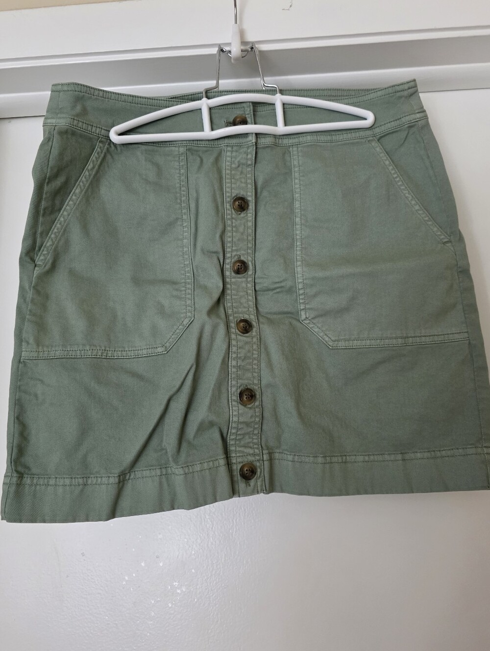 Vineyard Vines EUC Olive Green Button-Front Mini Skirt